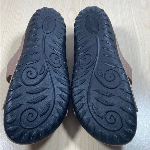 Barefoot Freedom Pink and Gold Sandals with Adjustable Straps - Picture 9 of 11